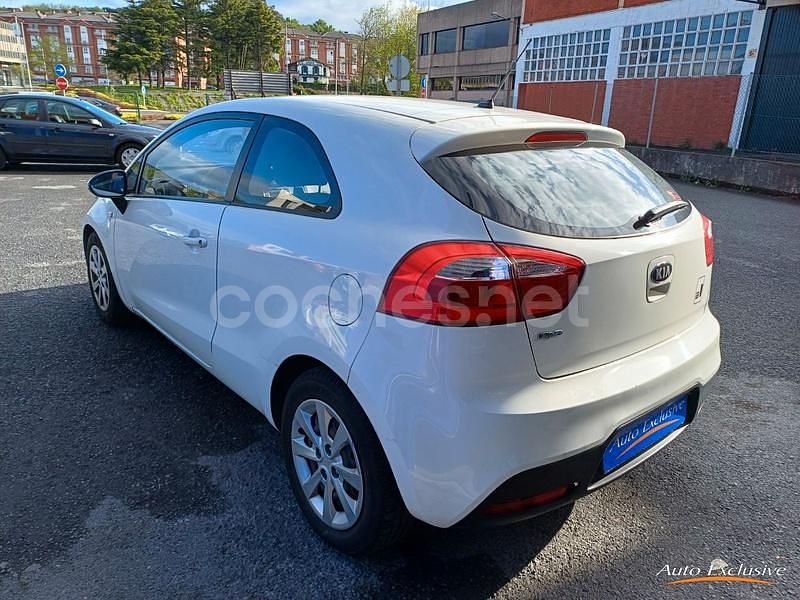 Usado Kia Rio 85 CV (62 kW) 2014 Blanco Berlina