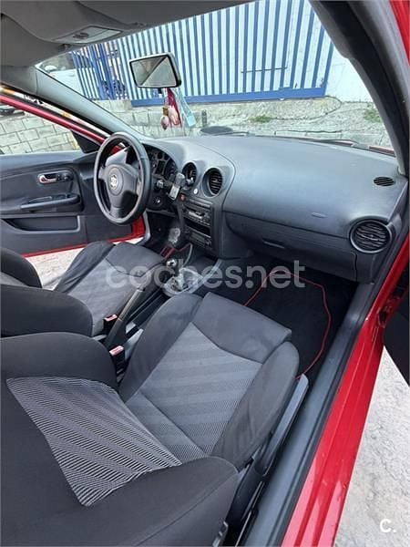 Usado Seat Ibiza 100 CV (73 kW) 2004 Rojo Utilitario