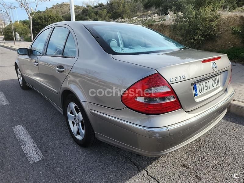 Usado Mercedes E270 Avantgarde 170 CV (125 kW) 2003 Gris / plata Berlina