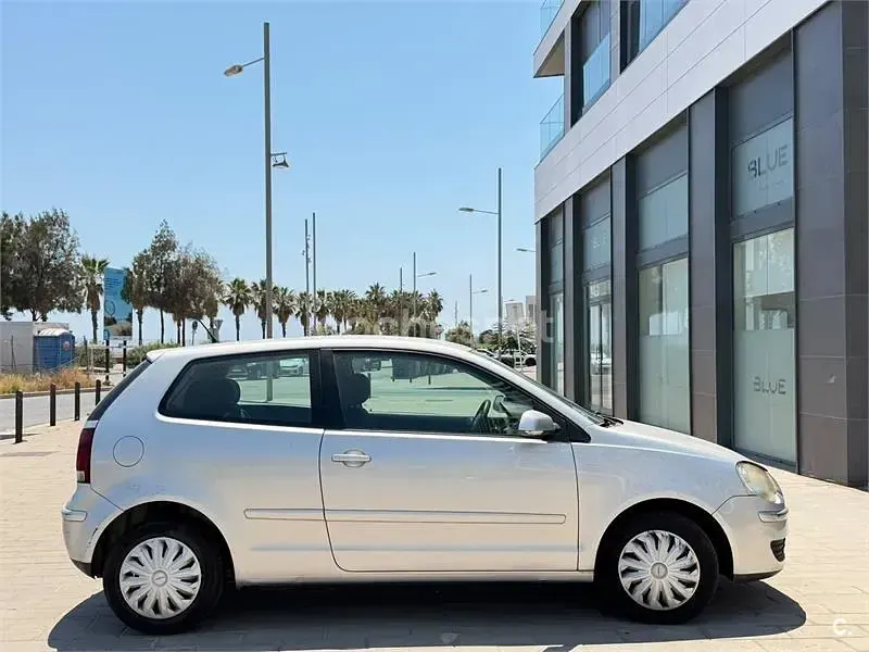 Usado VW Polo Edition 70 CV (51 kW) 2006 Gris / plata Utilitario
