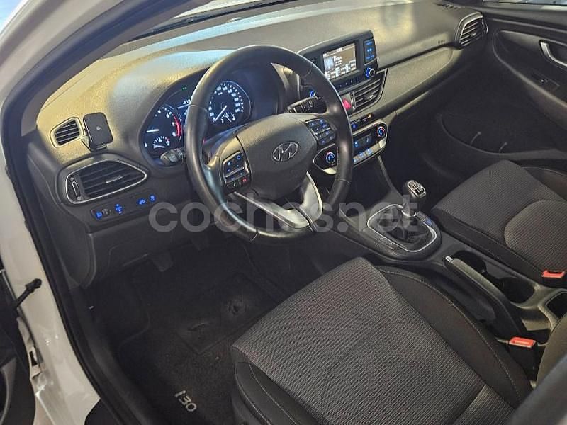 Usado Hyundai i30 120 CV (88 kW) 2017 Blanco Berlina