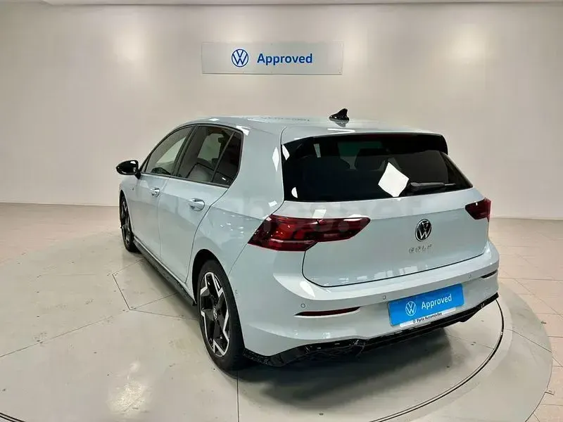 Usado VW Golf VIII R-line 150 CV (110 kW) 2025 Azul Berlina