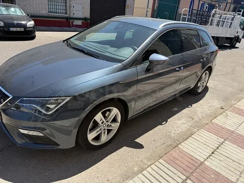 Usado Seat Leon FR 150 CV (110 kW) 2020 Gris / plata Familiar