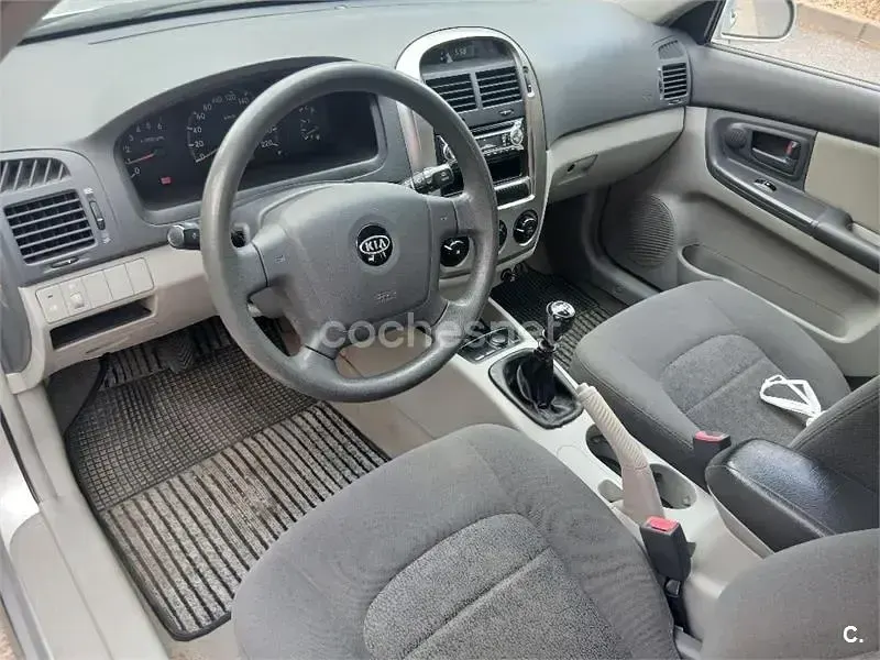 Usado Kia Cerato LX 102 CV (75 kW) 2006 Gris / plata Berlina