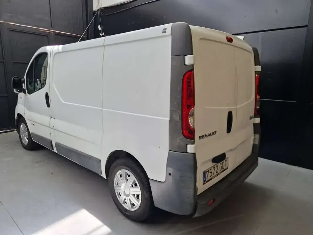 Usado Renault Trafic 145 CV (106 kW) 2008 Blanco Monovolumen