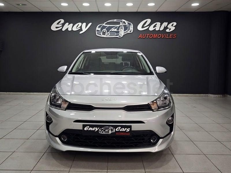 Usado Kia Rio 84 CV (61 kW) 2023 Gris / plata Berlina