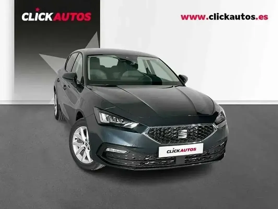 Käytetty Seat Leon Style 116 HP (85 kW) 2025 Harmaa Sedan