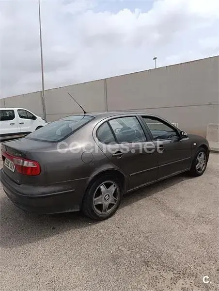 Usado Seat Toledo Stella 110 CV (80 kW) 2004 Gris / plata Berlina