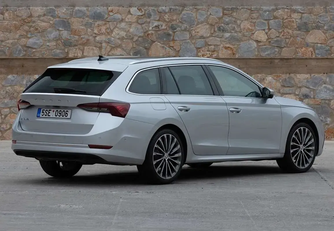 Usado Skoda Octavia Ambition 150 CV (110 kW) 2022 Gris Familiar