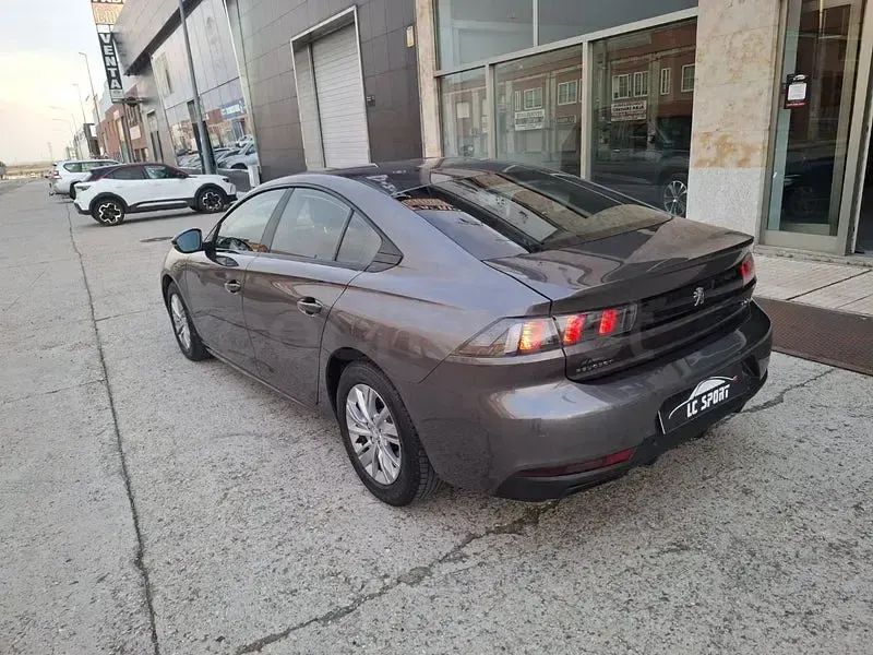 Usado Peugeot 508 Active 130 CV (95 kW) 2023 Gris / plata Berlina