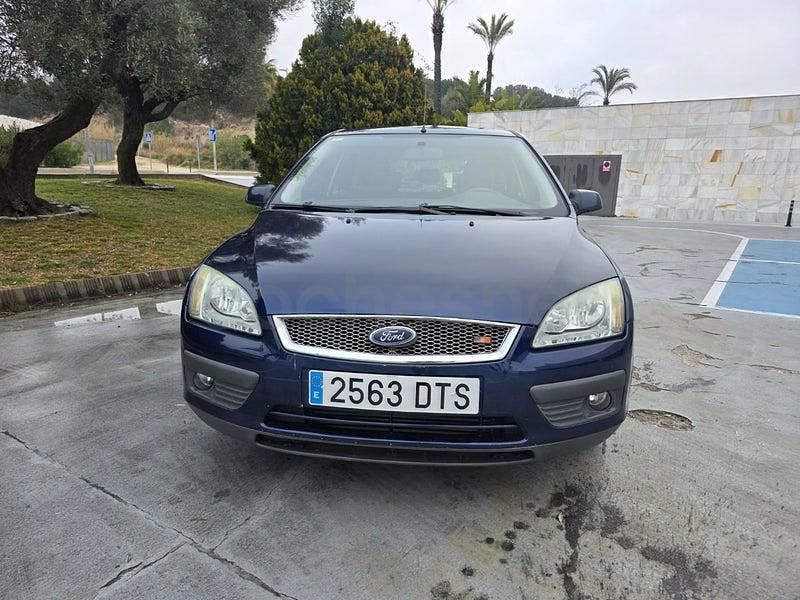 Usado Ford Focus Ghia 109 CV (80 kW) 2006 Azul Berlina