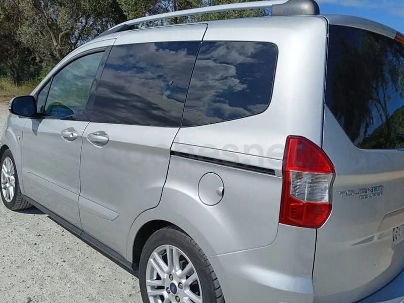 Usado Ford Tourneo Courier Trend 100 CV (73 kW) 2017 Blanco Monovolumen