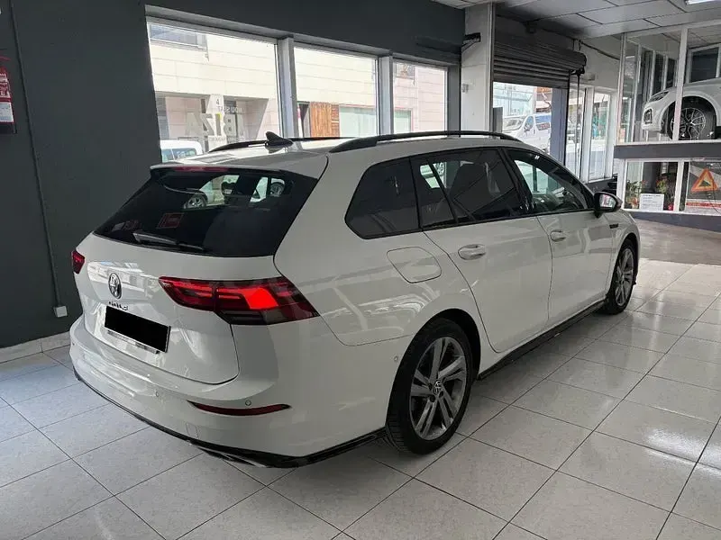 Usado VW Golf VIII R-line 150 CV (110 kW) 2022 Blanco Familiar