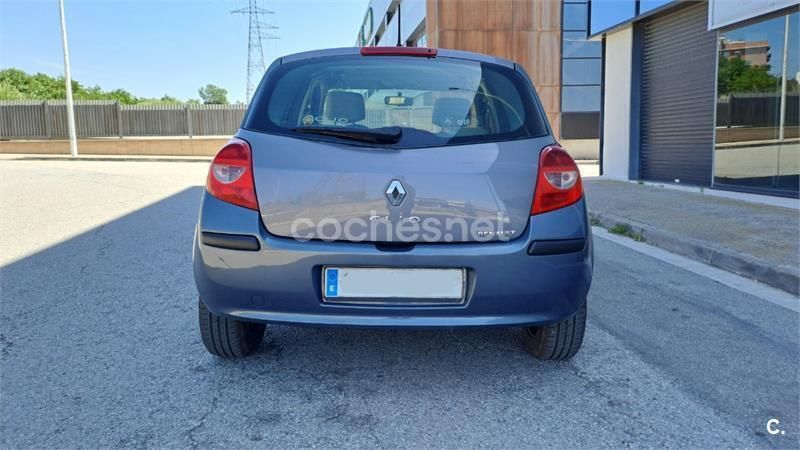 Granate Usado 2006 Renault Clio II Dynamique Berlina | 2700 € (Buen precio) - Imagen 1/4