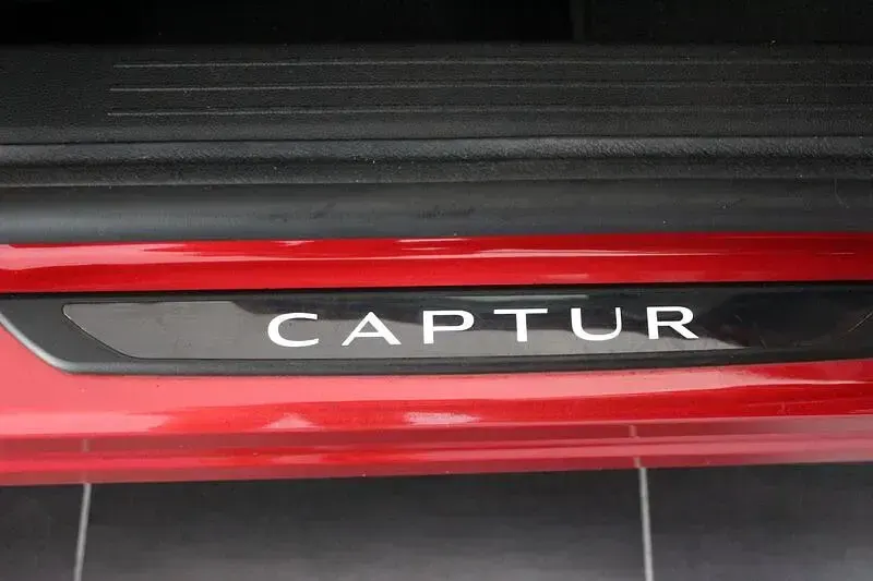 Usado Renault Captur Zen 159 CV (116 kW) 2021 Rojo SUV