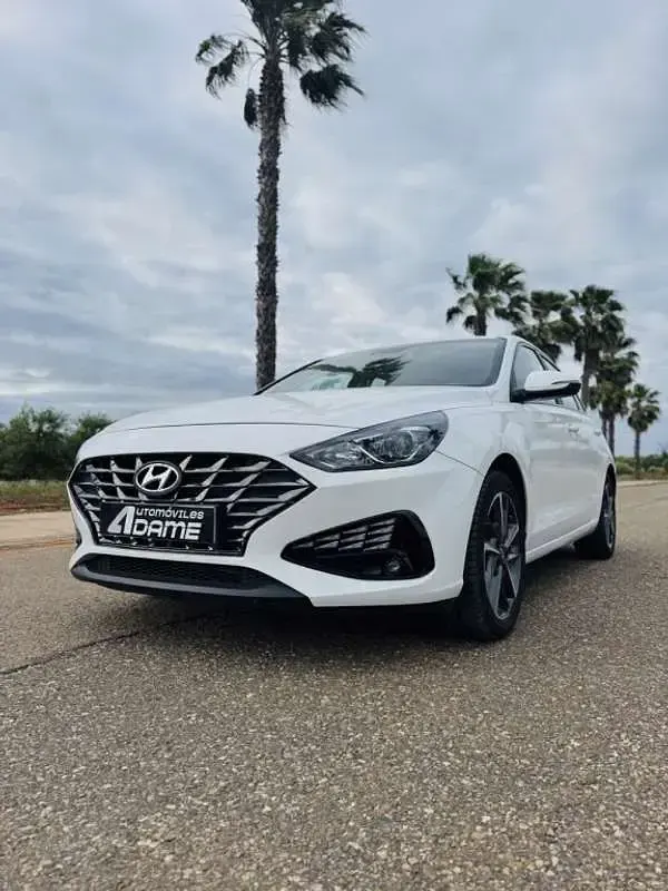 Usado Hyundai i30 110 CV (80 kW) 2021 Blanco Utilitario