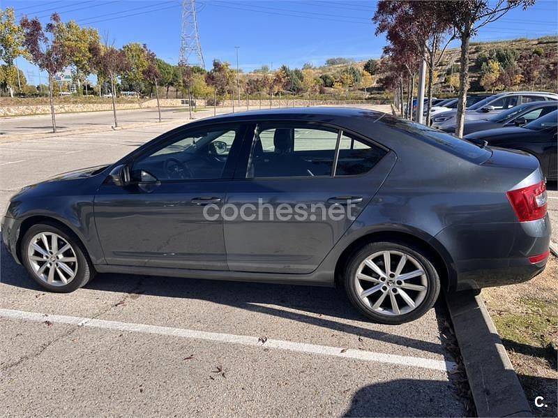 Usado Skoda Octavia Active 105 CV (77 kW) 2014 Gris / plata Berlina