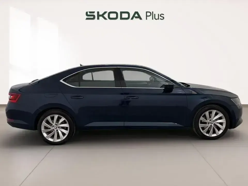 Usado Skoda Superb Style 150 CV (110 kW) 2017 Azul Berlina