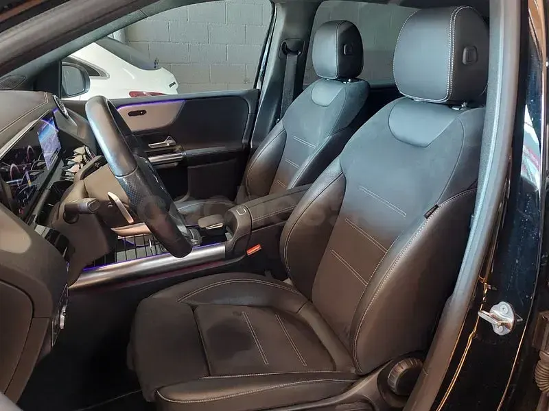 Usado Mercedes B200 150 CV (110 kW) 2021 Negro Utilitario