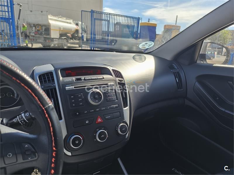 Usado Kia Ceed 105 CV (77 kW) 2012 Gris / plata Utilitario