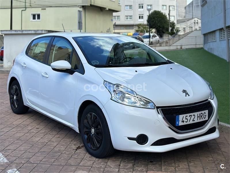 Blanco Usado 2013 Peugeot 208 Allure Utilitario | 4950 € (Precio justo) - Imagen 1/4