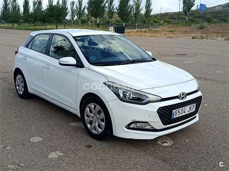 Usado Hyundai i20 84 CV (61 kW) 2015 Blanco Berlina