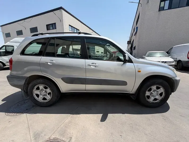 Usado Toyota RAV4 Sol 150 CV (110 kW) 2003 Gris / plata SUV