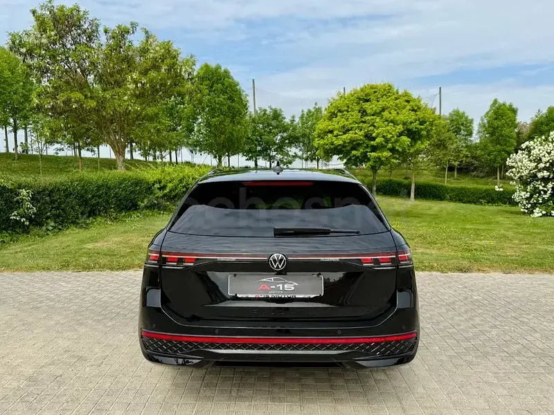 Usado VW Passat R-line 150 CV (110 kW) 2024 Negro Familiar