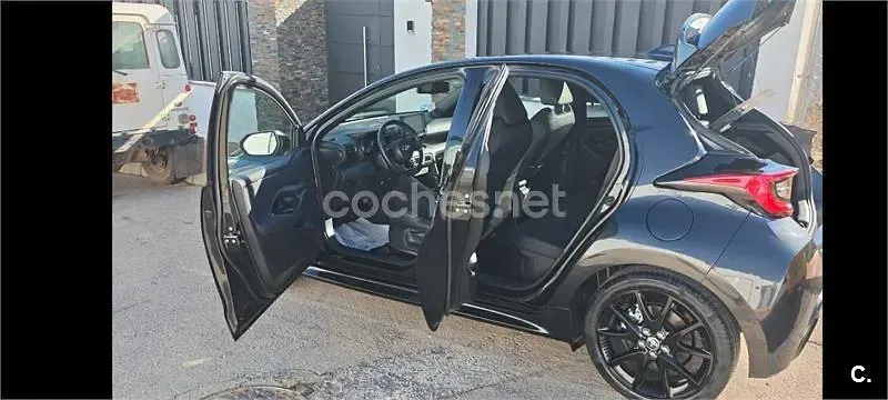 Usado Toyota Yaris Hybrid Style 116 CV (85 kW) 2023 Negro Berlina