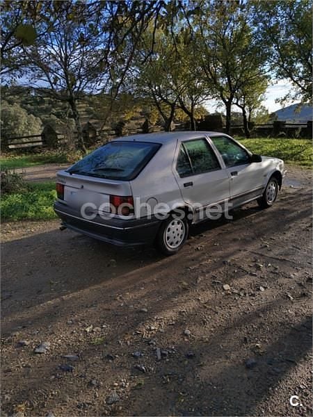 Usado Renault R9 80 CV (58 kW) 1990 Gris / plata Berlina