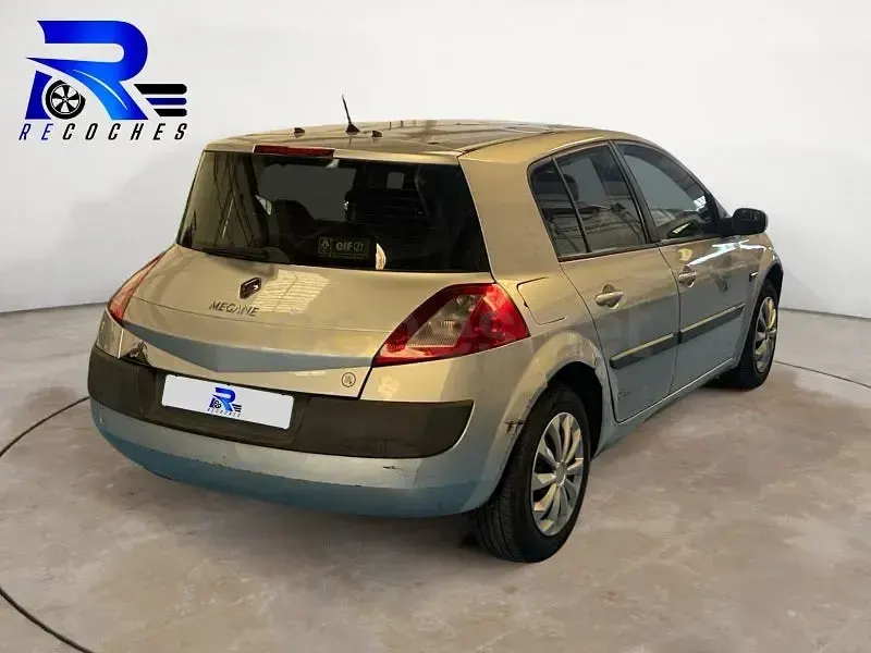 Usado Renault Mégane Authentique 80 CV (58 kW) 2005 Gris / plata Berlina