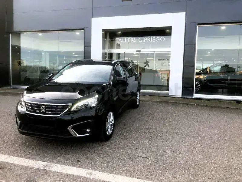 Usado Peugeot 5008 Active 120 CV (88 kW) 2017 Negro SUV