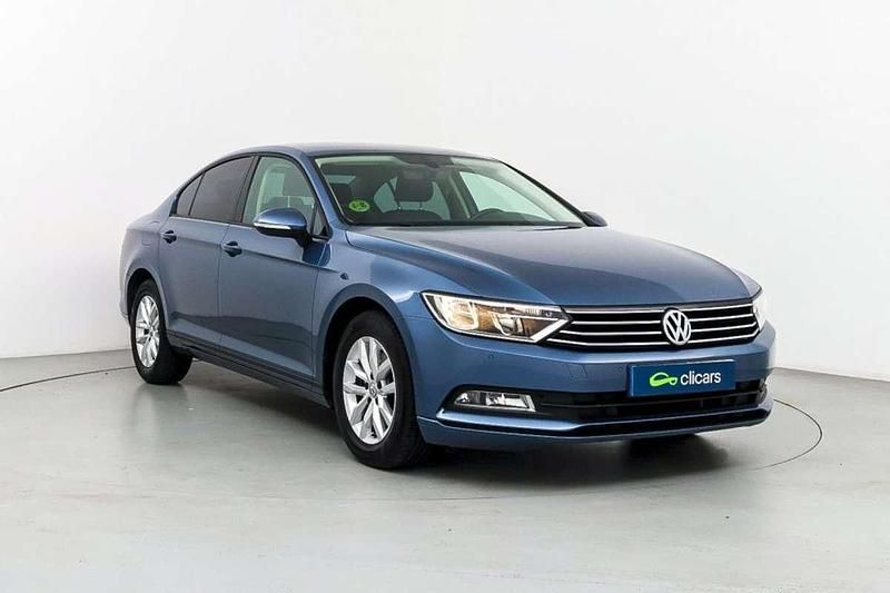 Usado VW Passat Edition 120 CV (88 kW) 2018 Azul Berlina