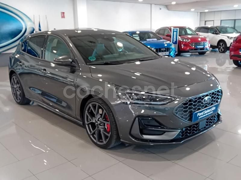 Gris / plata Usado 2025 Ford Focus ST Berlina | 36.600 € (Un poco caro) - Imagen 1/4