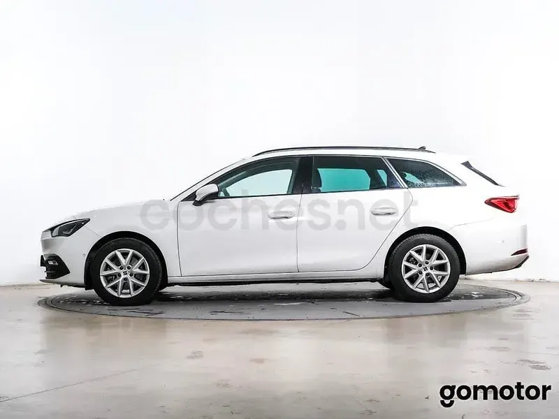 Usado Seat Leon Style 115 CV (84 kW) 2022 Blanco Familiar