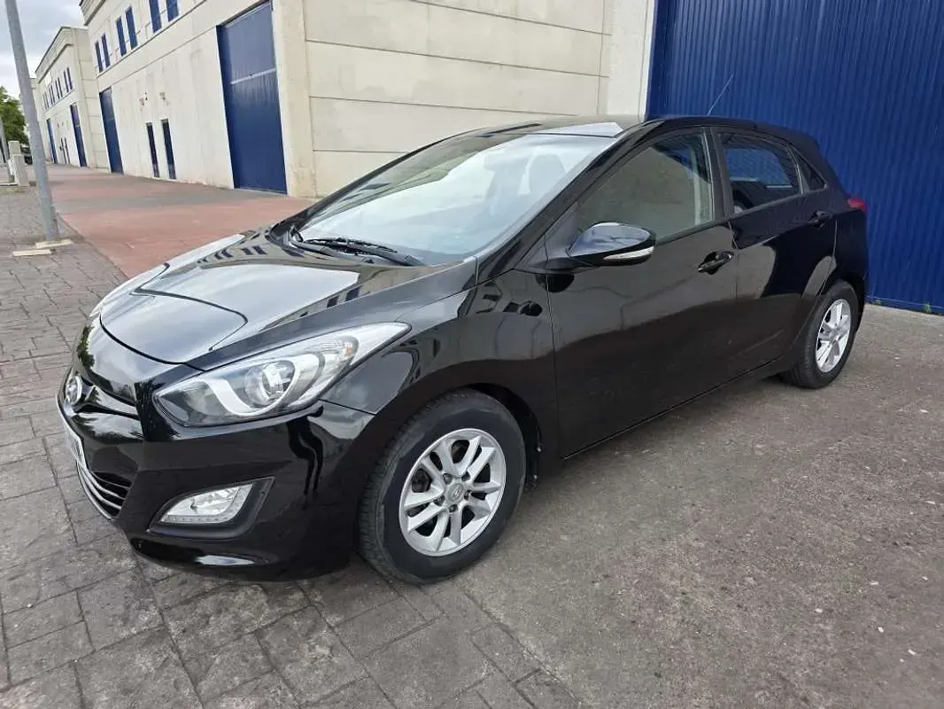Usado Hyundai i30 GLS 90 CV (66 kW) 2013 Negro Utilitario