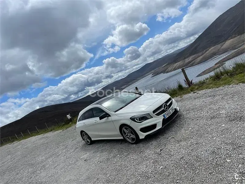 Usado Mercedes CLA220 Shooting Brake AMG line 177 CV (130 kW) 2016 Blanco Familiar