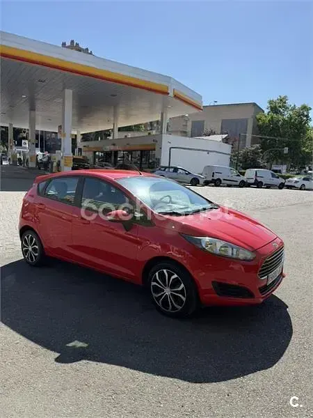 Usado Ford Fiesta Trend 60 CV (44 kW) 2015 Rojo Utilitario