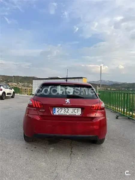 Usado Peugeot 308 Access 92 CV (67 kW) 2015 Rojo Berlina