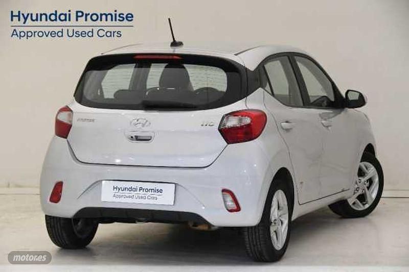 Usado Hyundai i10 67 CV (49 kW) 2023 New sleek silver Utilitario