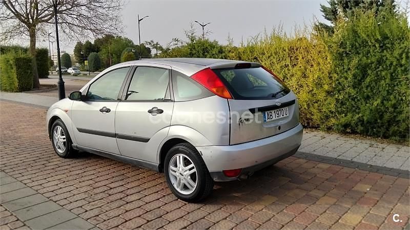 Usado Ford Focus Ambiente 100 CV (73 kW) 2000 Gris / plata Familiar