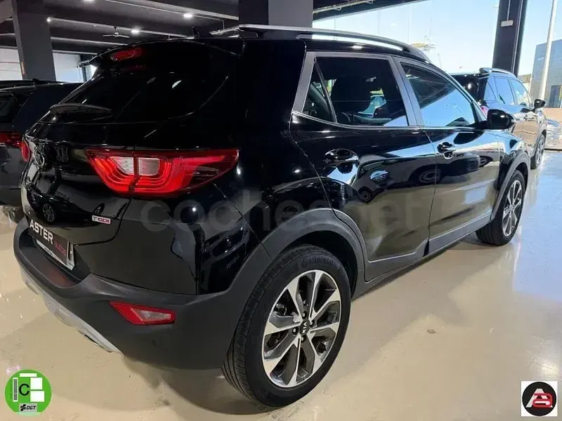 Usado Kia Stonic 100 CV (73 kW) 2019 Negro SUV