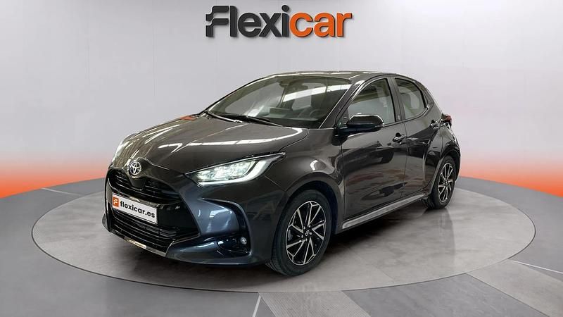 Usado Toyota Yaris Hybrid Plus 117 CV (86 kW) 2022 Gris Berlina
