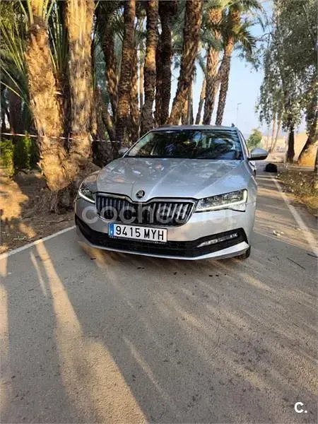 Usado Skoda Superb Ambition 150 CV (110 kW) 2022 Gris / plata Familiar