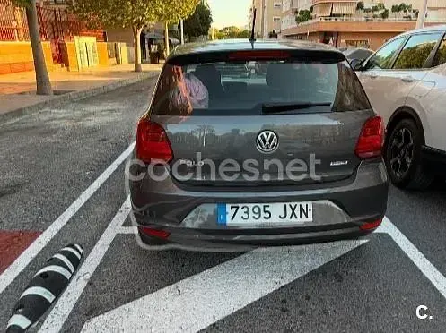 Usado VW Polo Advance 75 CV (55 kW) 2017 Gris / plata Berlina