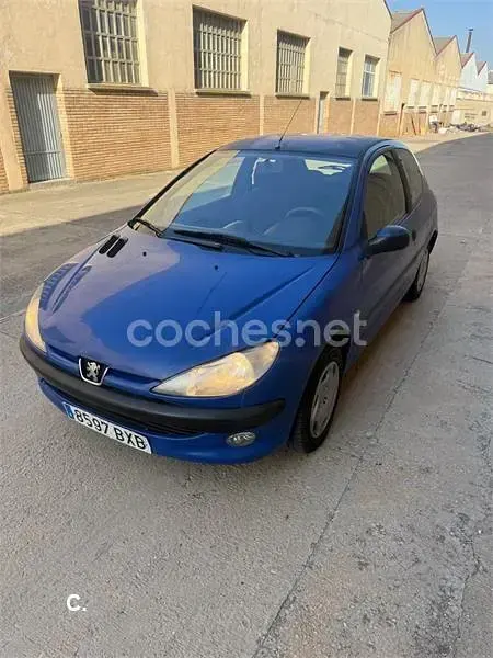 Usado Peugeot 206 70 CV (51 kW) 2002 Azul Berlina