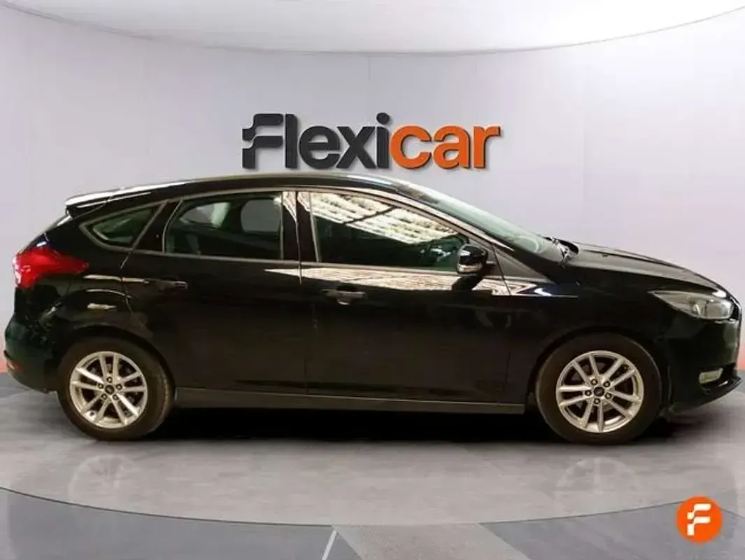 Usado Ford Focus Trend+ 125 CV (91 kW) 2017 Negro Berlina