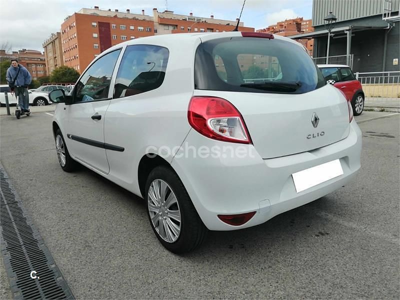 Usado Renault Clio IV Business 75 CV (55 kW) 2012 Blanco Berlina