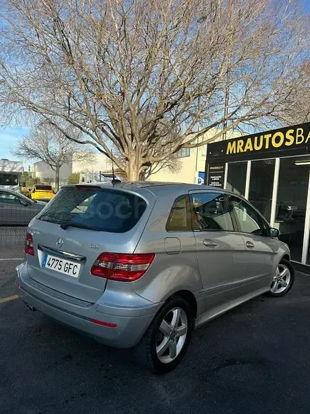 Usado Mercedes B180 109 CV (80 kW) 2008 Gris / plata Monovolumen