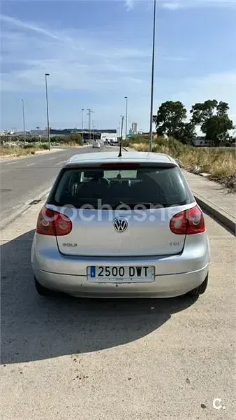 Usado VW Golf IV Highline 105 CV (77 kW) 2006 Gris / plata Berlina